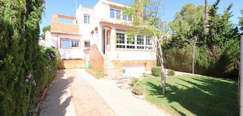 Vrijstaande villa gelegen in een van de beste wijken van Villamartín, op slechts een paar meter van de ingang van de golfbaan. Met een bebouwde oppervlakte van 189 m² verdeeld over twee verdiepingen plus een kelder, en een perceel van 240 m², biedt d...