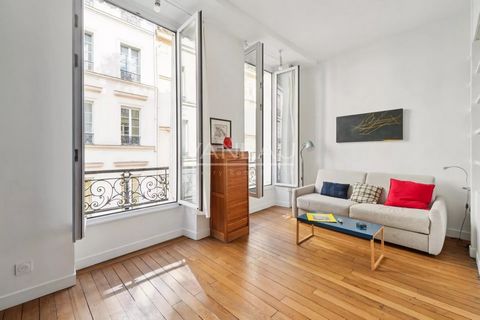 Agence VANEAU is ideaal gelegen in het hart van de historische wijk Marais en biedt een 33,20 m² Carrez-wet, tweekamer-door-appartement op de tweede verdieping van een goed onderhouden oud gebouw. Het bestaat uit een inkomhal, een lichte woonkamer me...