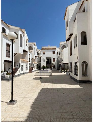 Appartement in uitstekende staat in het meest zuidelijke deel van Torrevieja. Gelegen op de eerste verdieping met westelijke oriëntatie. Met een oppervlakte van 75 m² beschikt het over 3 ruime slaapkamers, 2 complete badkamers, een volledig uitgerust...