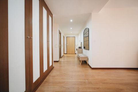 Apresentamos este excelente apartamento T3, localizado numa zona tranquila e de fácil acesso em Odivelas. Construído em 2018, destaca-se pelo seu design moderno, acabamentos de qualidade e ótimas áreas. O imóvel é composto por três quartos, um dos qu...