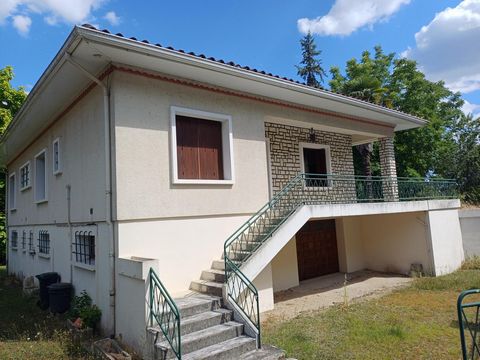 Maison idéalement située. Beaux volumes.