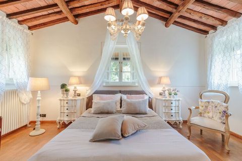 Immergetevi nella splendida campagna toscana in questo incantevole casale, situato a soli 7 km (circa 10 minuti di auto) da Lucca. Qui, potrete godervi la bellezza del paesaggio lussureggiante, pur essendo comodamente vicini al centro città e alle fa...