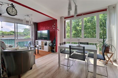 ** NOUVEAUTÉ ** Au sein de la résidence du Parc Saint-Cyr, venez découvrir cet appartement familial situé en dernier étage. D'une superficie d'environ 82m2, il comprend : une entrée avec placard, un séjour double avec accès à un balcon filant, une cu...