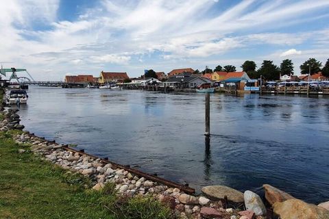 Dieses Ferienhaus liegt in der malerischen Umgebung von Enø, in der Nähe des Fjords, und bietet eine ruhige Basis für Entspannung und Aktivitäten. Das Haus verfügt über eine helle Küche, die offen mit dem Wohnzimmer verbunden ist, wo Sie auch einen F...