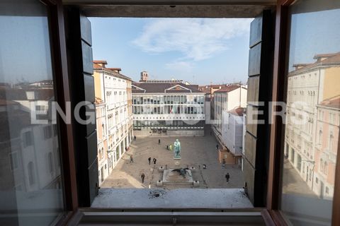 Im Herzen von Venedig bieten wir dieses entzückende Dachgeschoss im vierten und letzten Stock zum Verkauf an, sehr hell, mit herrlichem Blick auf Campo Manin und den Kanal. Es befindet sich in einem prächtigen Gebäude in ausgezeichnetem Zustand und b...