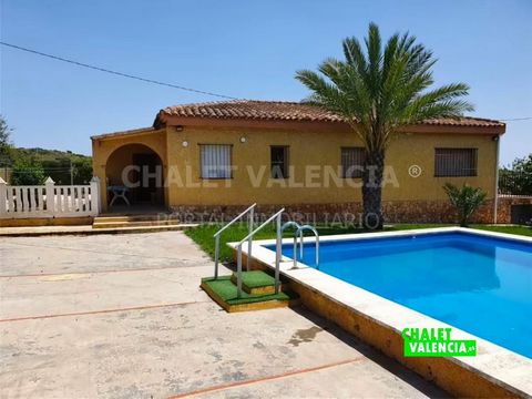 Nice villa located between Lliria and Casinos, 25 minutes by car from the city of Valencia, and a 1380m2 plot of land with entrance through 2 streets. Paellero, swimming pool with great privacy and large solarium area, garden with natural grass and 2...