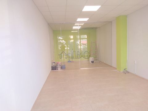 Ruse. Office on the ground floor FOR RENT close to a street with intensive car and human flow IBG Real Estates is pleased to offer for rent this renovated office, located only meters from the street of Borisova, which is one of the main streets in th...