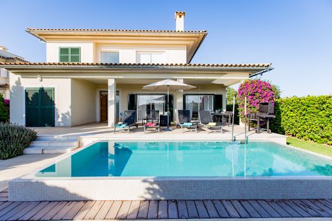 Este alojamiento está a 2 minutos a pie de la playa. La Villa se encuentra en Alcúdia, a 1,6 km del centro y a 2 minutos a pie de la playa, y ofrece piscina privada con tumbonas y una terraza amueblada. La casa ofrece amplia zona de salón comedor con...