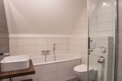 De medio 2016 opgeleverde villa's staan op ruime kavels, verspreid over het groots opgezette Resort Maastricht. Er zijn zes verschillende varianten, te weten; een vrijstaande 6-pers. comfort villa met drie slaapkamers en één badkamer (NL-6216-02). De...