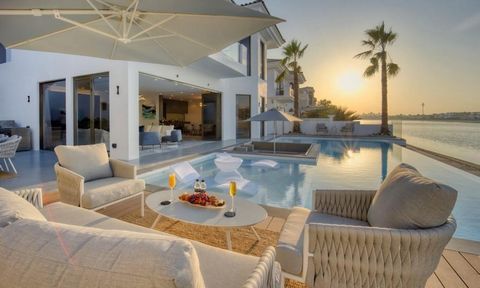 Современная вилла для арендыв Дубае с 5 спальнями, предлагает к услугам гстей балкон с прекрасным видом, централизованное кондиционирование воздуха, крытую парковку, частный тренажерный зал, джакузи, частный бассейн, гардеробную, бесплатный Wi-Fi и п...