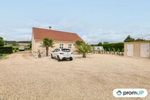 Barrou is a small village of 492 inhabitants located in the heart of Indre-et-Loire. Local shops and services are located there: bakery, grocery store, butcher-delicatessen, hairdresser, kindergarten. We offer this single-storey house, with a living ...
