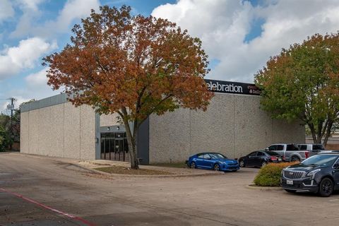 Great Location! Located at the NW corner Custer Road and Park Blvd in Plano and sits on just under a half acre. Currently being used as a Working Event Venue hosting parties, weddings, private events, etc. The ground floor has approx 9990 SQFT. Upsta...