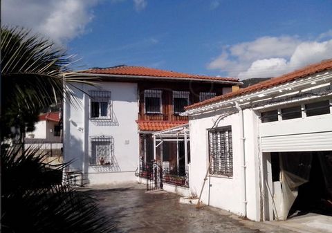 Municipality of Chrysoupoli, Zarkadia. For sale a detached house of 160 sq.m., ground floor – 1st, bright, corner,  2 bedrooms, bathroom, wc, built in ’98 on a plot of 818 sq.m., central heating, closed parking, storage 78 sq.m. , garden, free, renov...