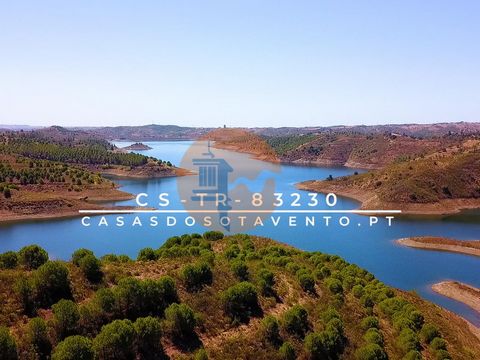 Grundstück mit 20 Hektar, neben dem Beliche-Staudamm, AzinhaL - Castro Marim - Algarve - Portugal. Es stehen 20 Hektar Land zum Verkauf. Konfrontation mit dem Beliche-Staudamm. Eine Halbinsel im See. Ein Bauernhof an der Algarve. Land mit vielen Pini...