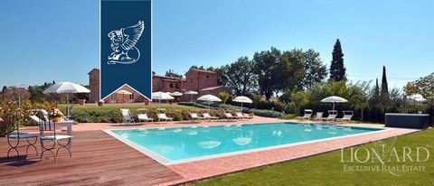 Beautiful and luxurious medieval farm house for sale in Chiana Valley, Tuscany. The 700 - mq property has 4 suites and 4 apartments and can accommodate a large number of people. Each room is bright, air-conditioned and well-maintained. There is a mag...