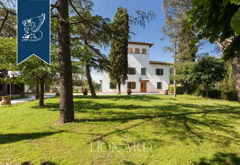 A quelques minutes de Florence, dans la belle campagne toscane, avec ses vignobles et ses oliviers, se trouve cette villa de luxe à vendre. La propriété, un édifice prestigieux datant du XVème siècle, se compose d'une villa principale entièremen...