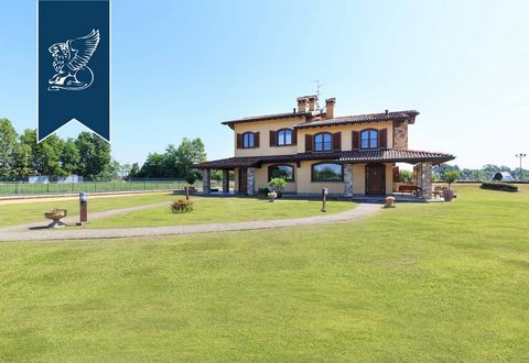 This finely-refurbished, elegant property with agricultural grounds is currently up for sale in the province of Bergamo. This elegant property sprawls over 500 m² and is currently split into two symmetrical units that can be reunited, in order to cre...