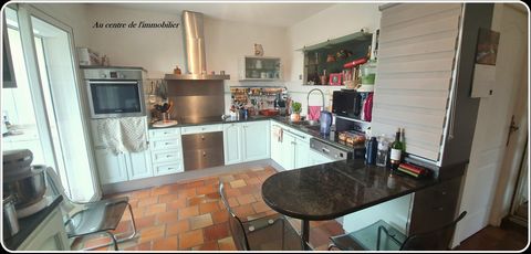 In the town of Pont-du-Casse, with all amenities nearby and 5 minutes from Agen, come and discover this beautiful architect house with its superb volumes. On the first level, fully furnished, you can enjoy a living room / living room with fireplace, ...