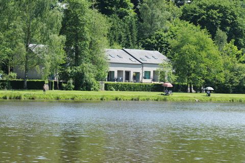 Een vriendelijk halfvrijstaand vissershuisje (68 m), gelegen naast het meer, op een steenworp afstand, in een bosrijke, intieme omgeving. Het is ideaal voor een vakantie met familie of vrienden. De badkamer heeft een sauna waar je kunt ontspannen en ...