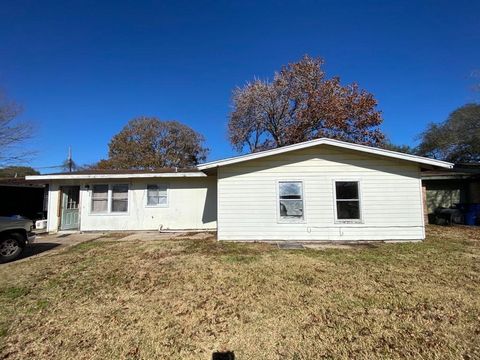 Investor Special! Handyman Special! Check out this fix and flip or rental opportunity in the heart of Texas City! Good accessibility to local shopping and commute to local industry. House needs some TLC and is sold 