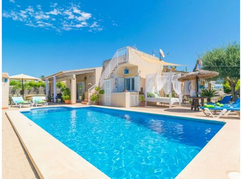 Summerhouse for a beach holiday in Playa de Muro prepared for up to 5 persons. With a private pool! What better way to start your day, than to dive into the 7,5m x 4m chlorine pool? It has a depth between 1,2-1,9m and is surrounded by a terrace with ...