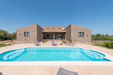 Enjoy your well-deserved holidays in a modern oasis in the middle of the fields in Artà, with private pool and capacity for 4 people. The peaceful surroundings of this house let you forget the hustle and bustle of your daily life. The sound of the fi...