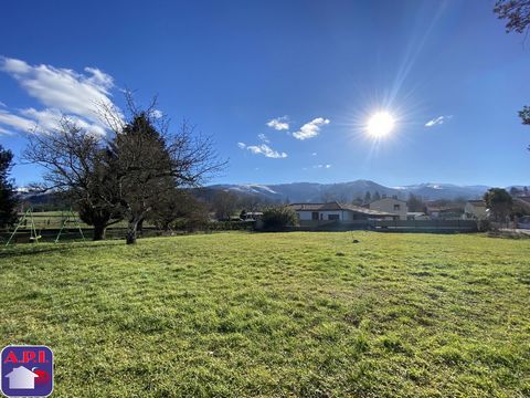 EXCLUSIVELY ! In a quiet area just 2km from Foix, flat land of approx. 1077 m². Breathtaking view of the mountains. Servicing remains to be done (water arrivals, electricity mains drainage approx 40m away) ARIEGE PYRENEES IMMOBILIER (API) - BERDOT Ch...