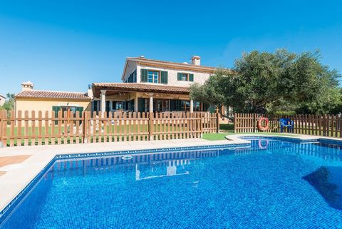 Spectaculaire villa in s'Aranjassa met vakantievergunning (ETV) voor 12 personen, gelegen in een woonwijk, met uitzicht op de baai van Palma en op loopafstand van het strand van s'Arenal, de woning is gelegen op een volledig omheind perceel van ongev...