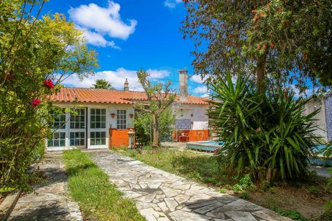 4 bedroom villa in Pontével Are you looking for the tranquility of the countryside, close to the access to the city? This will be your new home. 4 bedroom villa with garage, in a quiet location, located 7 minutes from Azambuja and with easy access to...