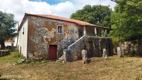 House with 344m2 of covered area inserted in a plot of land with 2.440m2, with several annexes, stone walls, threshing floor, water cistern and well. The land has several centenary trees, is located in the Natural Park of Serra de Aire e Candeeiros i...