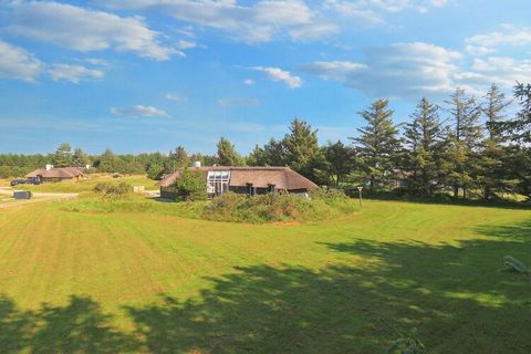 Attraktives Ferienhaus in guter Lage, im Gehabstand vom kilometerlangen weißen Sandstrand und dem gemütlichen Stadtambiente entfernt. Das Haus ist praktisch für eine oder zwei Familien eingerichtet. Vier geräumige Schlafzimmer und ein Bad mit Whirlpo...