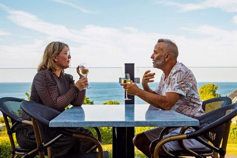 Ferienpark am Meer und Strand in Sandkås Entlang der Küstenstraße zwischen Bornholms beliebten Städten Gudhjem und Allinge liegt die Stadt Sandkås und der Ferienpark Abildgård. Hier können Sie auf den Spuren des deutschen Kunsthändlers Herbert von Gr...