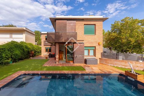 This modern and elegant villa is located in a privileged and central area of Argentona, a few minutes walk from all amenities. Argentona is a Mediterranean town with a lot of charm and a great quality of life. Furthermore, in just 30 minutes you can ...