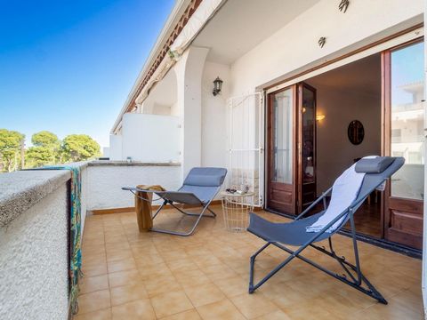 This apartment is located in a quiet residential area, near the port and a few meters from a green area. Its location is ideal for those looking for proximity to nature and the sea. Upon entering the apartment you will be greeted by a hall that leads...