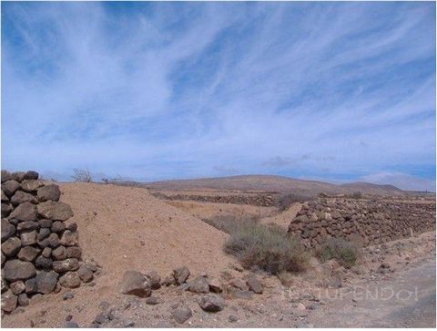This is a large rustic plot situated close to Tahiche on the road North below Teseguite with views down to sea and Costa Teguise. There is an access road. The land is on 3 flat tiers with very good top soil. It would not be possible to build a house....