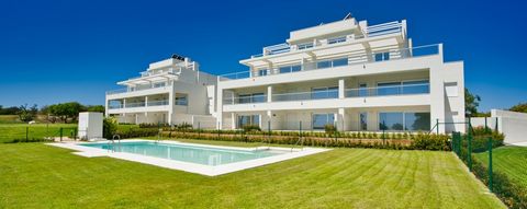 Exclusive complex in a privileged golf area in San Roque, in a well-known golf club close to Sotogrande and Gibraltar airport with two golf courses, shopping centre, restaurants, tennis, and other sport facilities. All this in quiet, relaxing surroun...