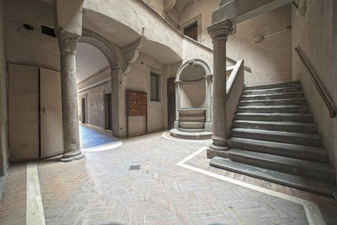 CHOOSING A VINTAGE HOUSE Via Maria Santissima Liberatrice, one of the most important and historic streets in the city of Viterbo, preserves an ancient building (where the elevator was built) with architectural charm with cross vaults and a particular...