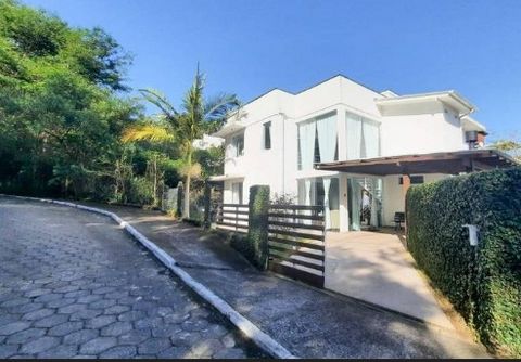 House for sale in condominium, with 4 bedrooms, in the best neighborhood Campeche, in the city of Florianópolis, state Santa Catarina. Beautiful house in GATED COMMUNITY, on a plot of 678 m², fully integrated with nature. Privileged location, on Aven...