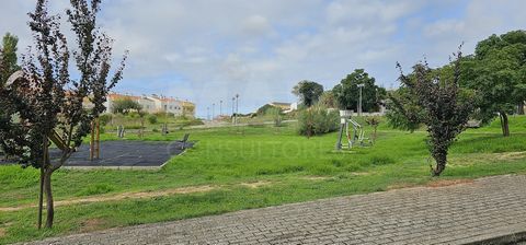 This very pleasant urbanization is located in the area of Torres Vedras, in Campelos, 4 minutes from the A8, in a very quiet and calm area where you can enjoy nature and tranquility but remain at a useful distance from Lisbon. The journey takes only ...