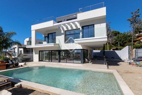 Lucas Fox presents this extraordinary new build house in a very quiet development in the town of Vilassar de Dalt, in an area with all services at hand and very well connected. It is a development with excellent finishes and the latest in design that...