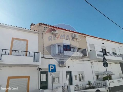 House T2 of 1st floor 5 minutes from the University of Évora and the historic center, excellent opportunity for investment in the rental market or for first housing. It has 2 spacious balconies in which one of it is transformed into a marquize, has d...