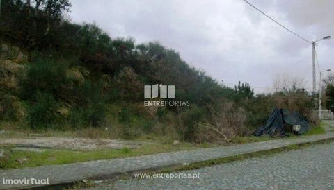 Plot with 476 m2 situated in a quiet area with good access. Ref.:VCM09678 ENTREPORTAS Founded in 2004, the ENTREPORTAS group with more than 15 years, is a leader in real estate mediation in the markets in which it operates, offering a quality and inn...