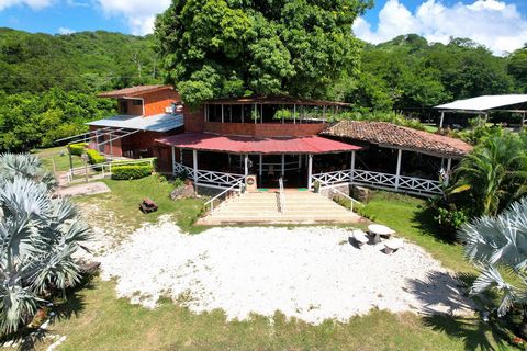 Commercial Building for Sale in Belen, Guanacaste   Built Area: 917 m² Lot Area: 144,584 m² Bedrooms: 1 Bathrooms: 3 Garage: 50 Property Type: Restaurant and Apartment Condition: Second-Handed   Nestled in the serene and peaceful town of Belen, Guana...