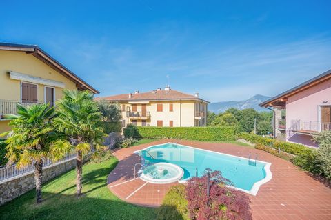 Diese Wohnung befindet sich in einer charmanten Residenz in San Zeno di Montagna und bietet einen entspannten und komfortablen Lebensstil, nur wenige Schritte vom lebhaften Stadtzentrum entfernt, perfekt, um Ihren Urlaub zu genießen. Der Wohnbereich ...