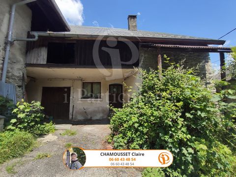 In Saint-Alban-Des-Hurtières, located in a small quiet hamlet and surrounded by greenery, come and discover this house of about 65 m2. It consists of three separate rooms, with cellar and cellar in the basement. It also offers an adjoining barn of ab...