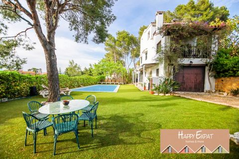 Wonderful 5bedroom, 3bathroom residence with loads of charme and character, close to the sea.  This property is located in a community that offers all amenities, just minutes away from El Vendrell. This incredible threestory chalet features 5 bedroom...