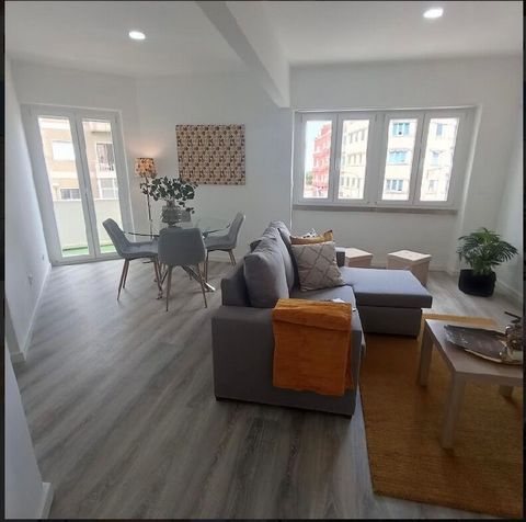 Excellent apartment with river views and open balcony, fully refurbished with quality materials, with plenty of natural light and modern, without losing the traditional features of typical Lisbon apartments. Penha de França is a traditional and histo...
