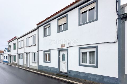 Identificação do imóvel: ZMPT561815 We present this 4 bedroom house with 2 floors, backyard, and terrace located on the central Rua Direita in the parish of Fajã de Baixo, Ponta Delgada. It benefits from its close proximity to commerce and public ser...