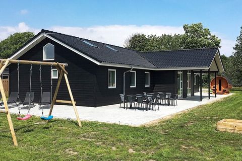 Holiday cottage with swimming pool, whirlpool and sauna and various activities located close to Havneby. Outside you will find a sauna barrel and a bath barrel where you can relax all year round. There is a combined living and dining room with integr...