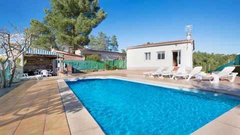 Simple house (85 m2 + 800 m2 plot) located in Lloret de Mar, 9 km from the beach and the center of Lloret, in the quiet housing development of Aiguaviva Park. In the northeast of the Iberian Peninsula, a most perfect mix of colors is what you find on...